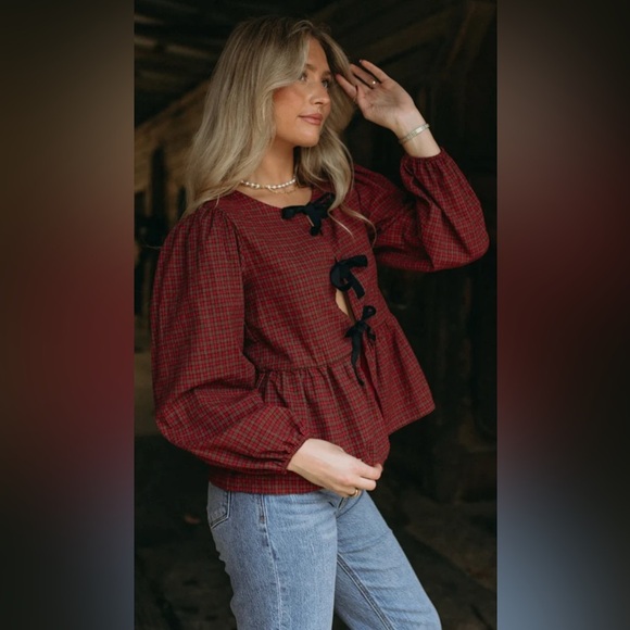 vestique Tops - Vestique Hanging Stockings Plaid Holiday Top – NWT Size Small